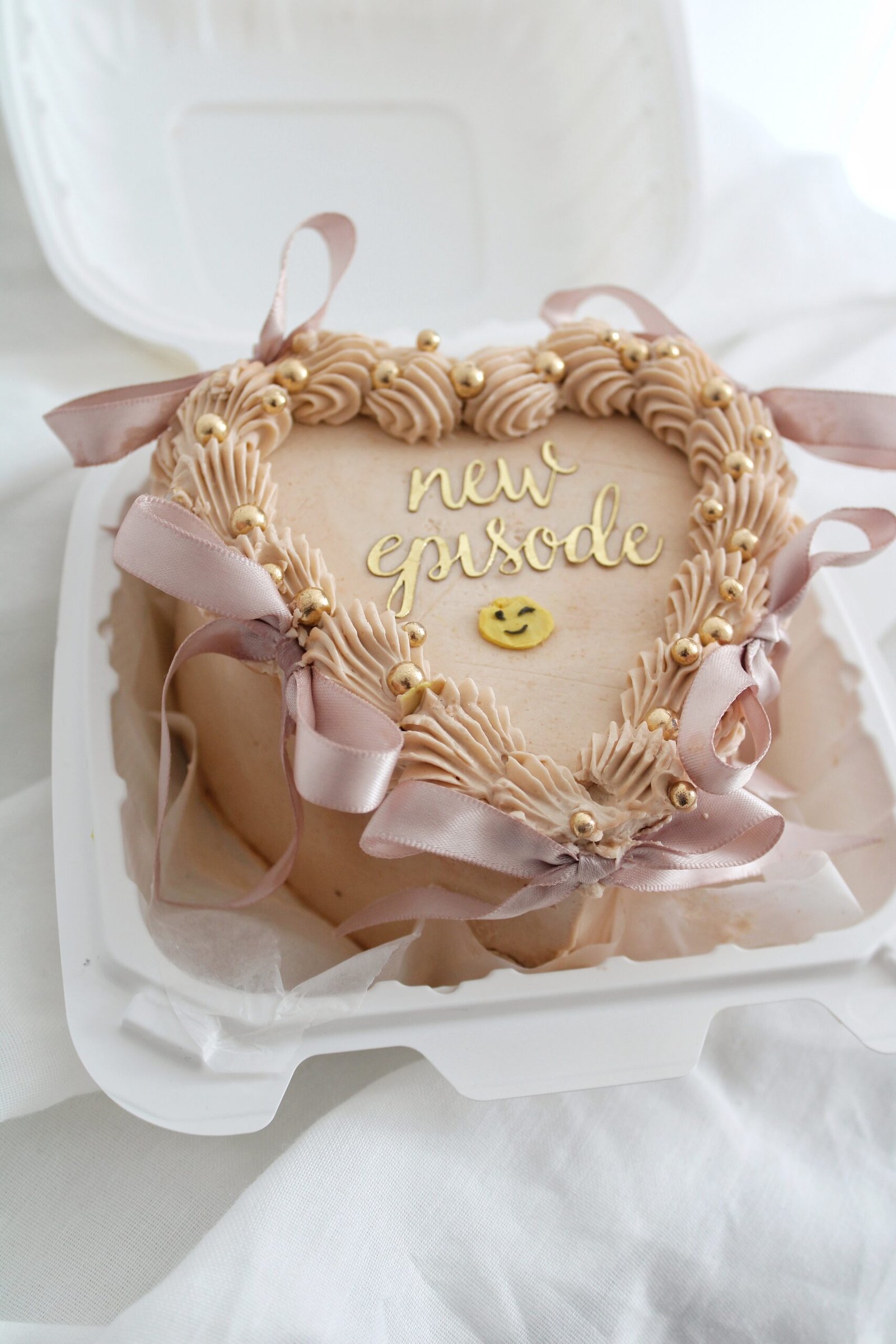 Classic heart-shaped Bento Cake with gold pearls